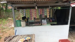 Warung Jajanan Nyi Aisyah Giligenting Sumenep menjual pempek tenggiri, cireng, tahu walik dan aneka camilan dengan omzet jutaan rupiah