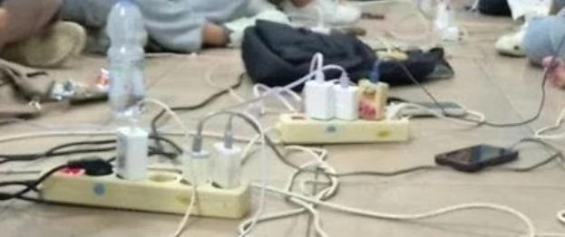 Petugas PLN UID Sumbar memulihkan jaringan listrik pascagangguan sistem kelistrikan di Sumatera Barat