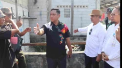 Plt Bupati Bekasi Asep Surya Atmaja meninjau Saluran Sekunder Balongtua yang menyebabkan 1.500 hektare sawah di Bekasi terancam kekeringan