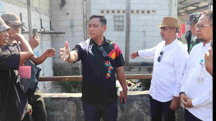 Plt Bupati Bekasi Asep Surya Atmaja meninjau Saluran Sekunder Balongtua yang menyebabkan 1.500 hektare sawah di Bekasi terancam kekeringan