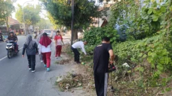 ASN Sumenep membersihkan Jalan KH. Mansyur dalam kegiatan Jumat Bersih 2026