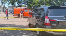 Petugas mengevakuasi ASN Pemkab Bangkalan yang ditemukan meninggal di dalam mobil dinas di Bandara Juanda Sidoarjo.