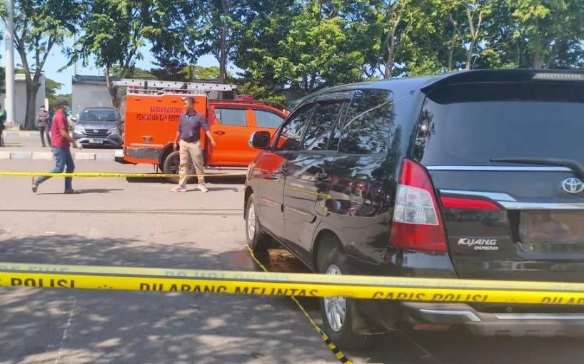 Petugas mengevakuasi ASN Pemkab Bangkalan yang ditemukan meninggal di dalam mobil dinas di Bandara Juanda Sidoarjo.