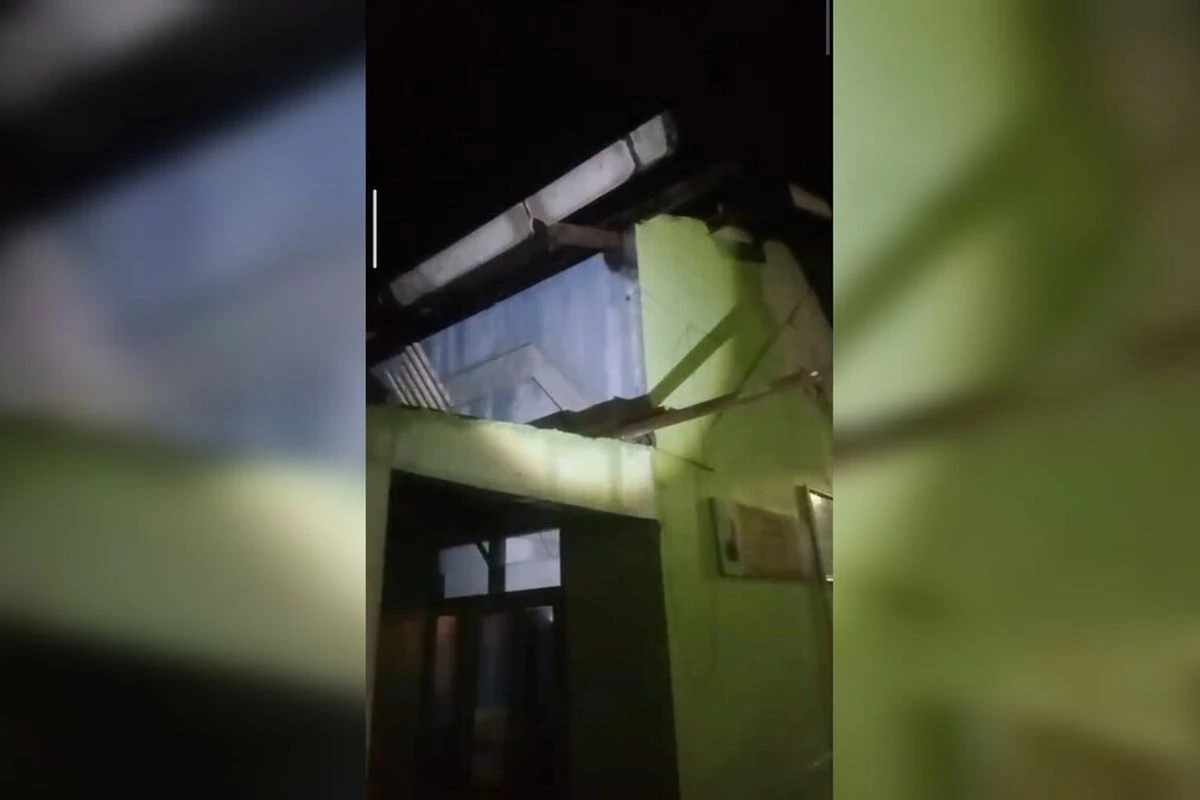 Kerusakan SDN 1 Beringin dan rumah warga akibat angin kencang di Desa Beringin Cirebon