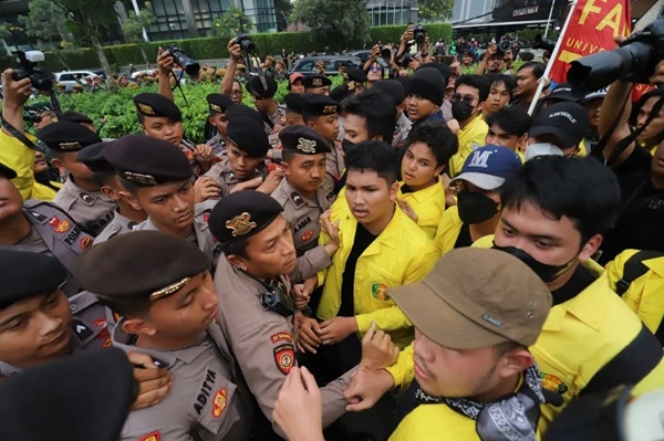 Mahasiswa BEM UI dan berbagai kampus melakukan aksi demonstrasi Menuju Indonesia Bangkrut di Jakarta menuntut evaluasi APBN dan program MBG