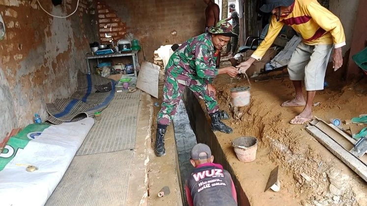 Babinsa Koramil 0827 12 Dasuk bersama warga membangun gorong-gorong di Desa Dasuk Laok Sumenep