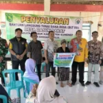 Babinsa Koramil Dasuk Kawal Penyaluran BLT di Desa Dasuk, Pastikan Bantuan Tepat Sasaran