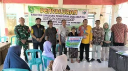Babinsa Koramil Dasuk mengawal penyaluran BLT kepada warga Desa Dasuk Kabupaten Sumenep