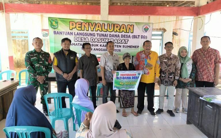 Babinsa Koramil Dasuk mengawal penyaluran BLT kepada warga Desa Dasuk Kabupaten Sumenep