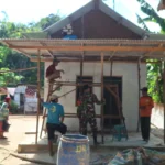 Babinsa Koramil Dungkek Bantu Renovasi RTLH Milik Warga, Wujud Kepedulian TNI kepada Masyarakat