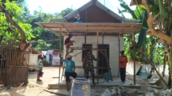 Babinsa Koramil Dungkek bantu renovasi RTLH milik warga Desa Dungkek Sumenep