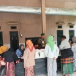 Babinsa Koramil Gapura Kawal Penyaluran Bantuan Beras dan Minyak Goreng untuk Warga Desa Gapura