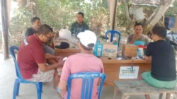 Babinsa Koramil Pragaan Sertu Masturi melaksanakan komunikasi sosial dengan warga Desa Kaduara Timur Kabupaten Sumenep