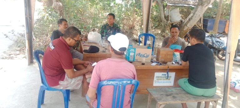 Babinsa Koramil Pragaan Pererat Silaturahmi dengan Warga Melalui Komsos di Kaduara Timur