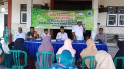 Babinsa Koramil Raas mendampingi penyaluran BLT Dana Desa di Desa Alas Malang, Sumenep