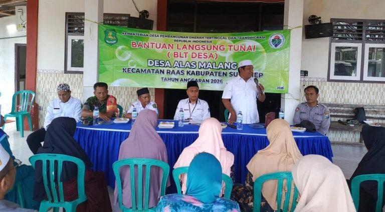 Babinsa Koramil Raas mendampingi penyaluran BLT Dana Desa di Desa Alas Malang, Sumenep