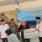 Babinsa Koramil Raas Kawal Penyaluran BLT Dana Desa di Ketupat, Pastikan Tepat Sasaran