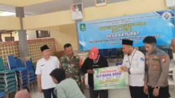 Babinsa Koramil Raas mengawal penyaluran BLT Dana Desa di Desa Ketupat, Kabupaten Sumenep