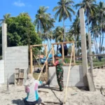 Babinsa Koramil Sapeken Bantu Bangun Rumah Warga, Perkuat Semangat Gotong Royong di Tanjung Kiaok