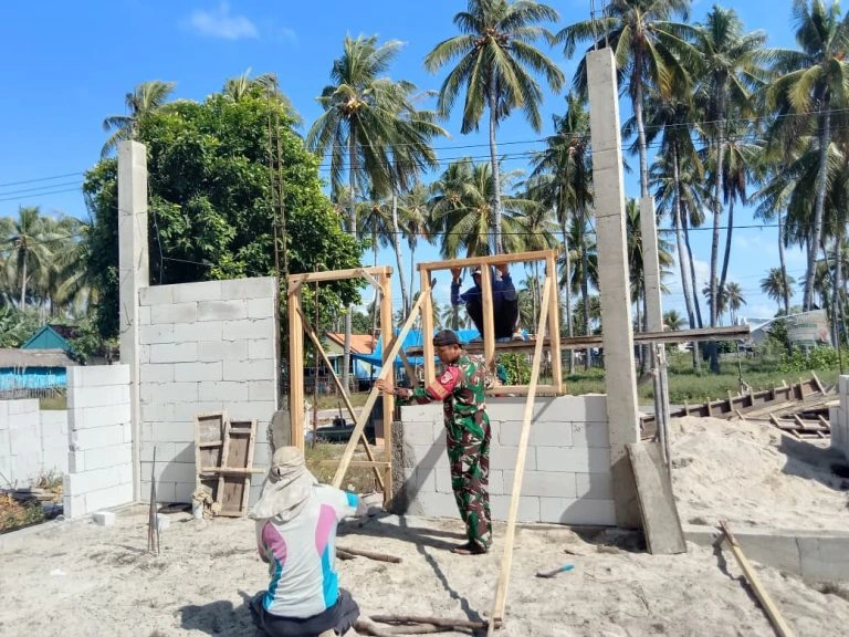 Babinsa Koramil Sapeken membantu pembangunan rumah warga di Desa Tanjung Kiaok