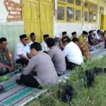 Babinsa Raas Dukung Pembangunan Ruang Kelas Baru SMPN 1 Raas untuk Tingkatkan Kualitas Pendidikan