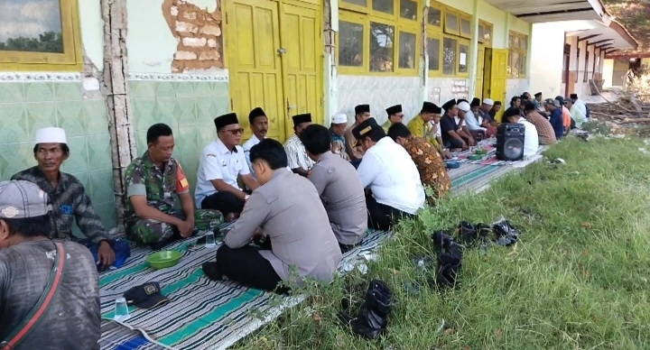 Babinsa Raas menghadiri peletakan batu pertama pembangunan ruang kelas baru SMP Negeri 1 Raas di Desa Brakas Kabupaten Sumenep