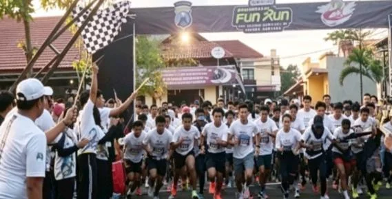 Peserta Bhayangkara Fun Run 5K 2026 di Mapolres Sampang memperingati Hari Bhayangkara ke-80 bersama TNI, Polri, dan masyarakat.