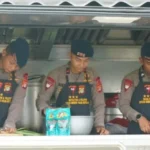 Brimob Polda Metro Jaya Salurkan 200 Paket Makanan untuk Korban Kebakaran Pasar Jiung Kemayoran