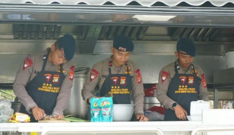 Brimob Polda Metro Jaya Salurkan 200 Paket Makanan untuk Korban Kebakaran Pasar Jiung Kemayoran