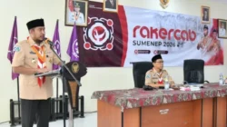 Bupati Sumenep Achmad Fauzi membuka Rakercab Pramuka Sumenep 2026 di Aula DPMPTSP Kabupaten Sumenep