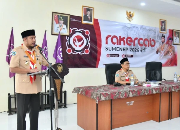 Bupati Sumenep Achmad Fauzi membuka Rakercab Pramuka Sumenep 2026 di Aula DPMPTSP Kabupaten Sumenep
