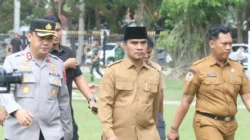 Bupati Bangkalan menyambut Presiden Prabowo Subianto saat kunjungan kerja di Kabupaten Bangkalan