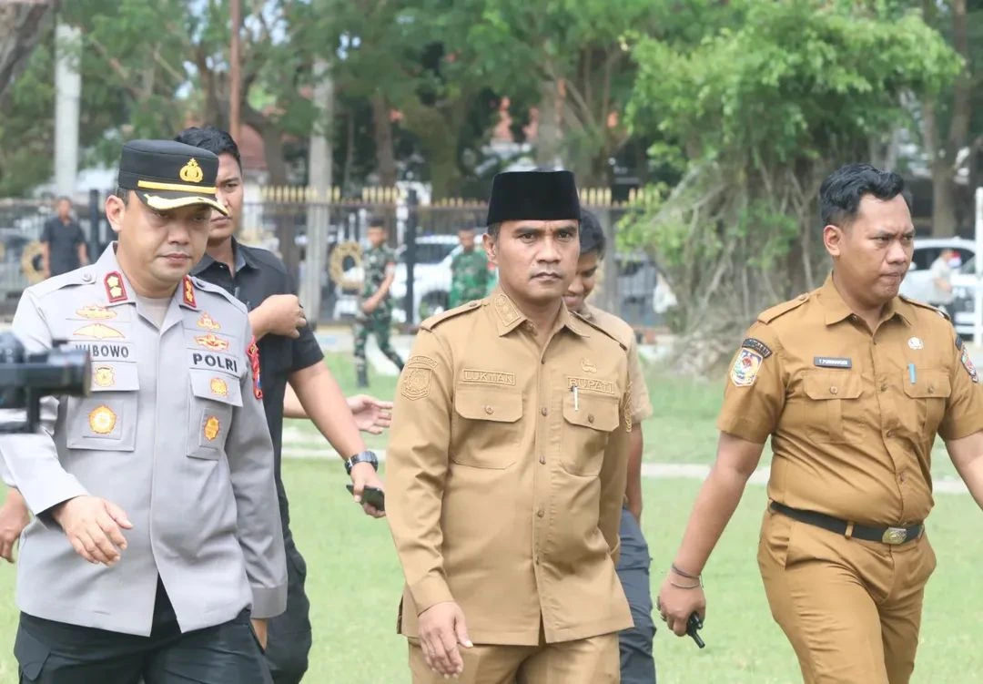 Bupati Bangkalan menyambut Presiden Prabowo Subianto saat kunjungan kerja di Kabupaten Bangkalan