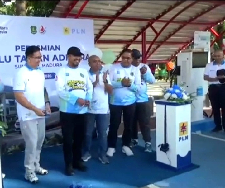 Bupati Achmad Fauzi meresmikan SPKLU Taman Adipura untuk mendukung kendaraan listrik di Kabupaten Sumenep