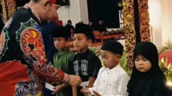 Bupati Achmad Fauzi memberikan santunan kepada anak yatim pada acara peluncuran Logo Hari Jadi ke-758 Kabupaten Sumenep