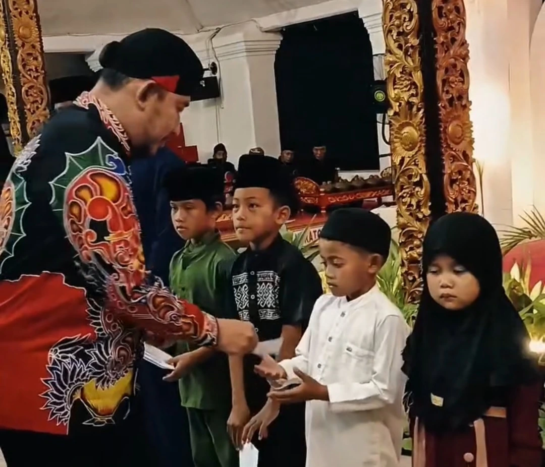 Bupati Achmad Fauzi memberikan santunan kepada anak yatim pada acara peluncuran Logo Hari Jadi ke-758 Kabupaten Sumenep