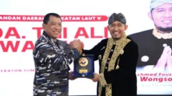 Bupati Sumenep Achmad Fauzi berdiskusi dengan Laksda TNI Ali Triswanto terkait sinergi pembangunan maritim dan Lanal Madura