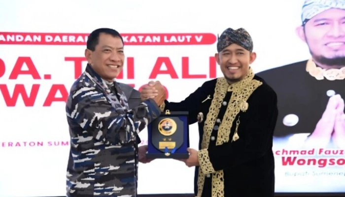 Bupati Sumenep Achmad Fauzi berdiskusi dengan Laksda TNI Ali Triswanto terkait sinergi pembangunan maritim dan Lanal Madura