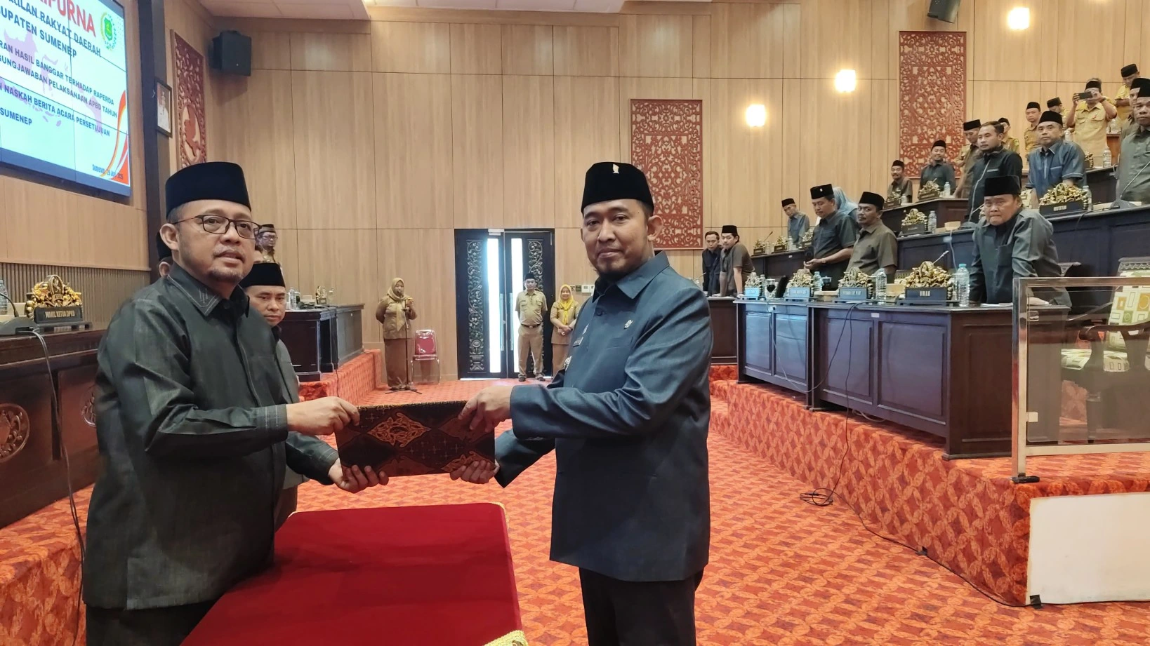 Bupati Achmad Fauzi dan DPRD Sumenep menandatangani persetujuan Raperda Pertanggungjawaban APBD 2025