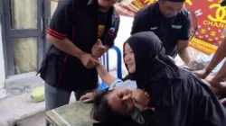 Pelaksanaan khitan massal gratis DRT The Big Family dan Klinik Al-Fatih untuk 200 anak di Kelurahan Bangselok, Kabupaten Sumenep, pada Muharam 1448 Hijriah