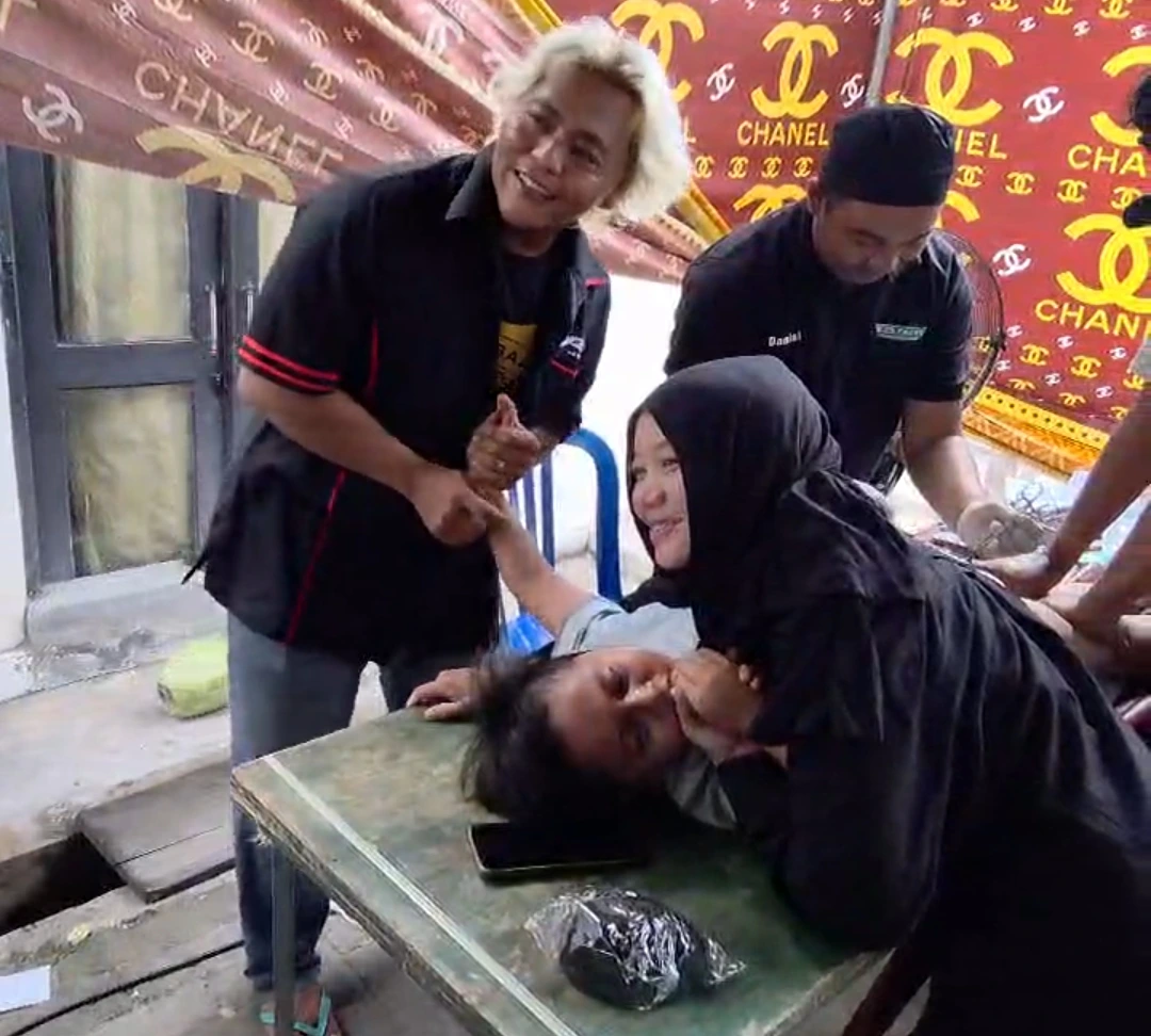Pelaksanaan khitan massal gratis DRT The Big Family dan Klinik Al-Fatih untuk 200 anak di Kelurahan Bangselok, Kabupaten Sumenep, pada Muharam 1448 Hijriah