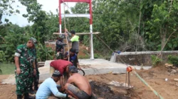 Dandim 0827 Sumenep Letkol Inf Citra Persada memantau pemasangan tali sling Jembatan Perintis Garuda di Ambunten Sumenep