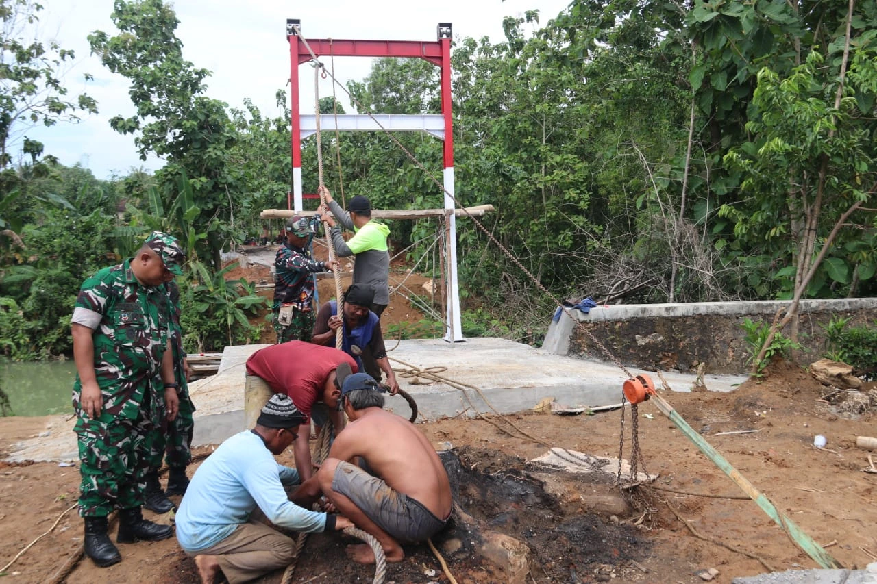 Dandim 0827 Sumenep Pantau Pemasangan Tali Sling Jembatan Perintis Garuda, Utamakan Keselamatan Kerja