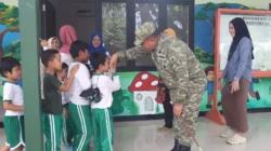 Dandim 0827 Sumenep dan Ketua Yayasan TK Kartika IV-87 mengunjungi sekolah untuk memotivasi siswa pendidikan anak usia dini