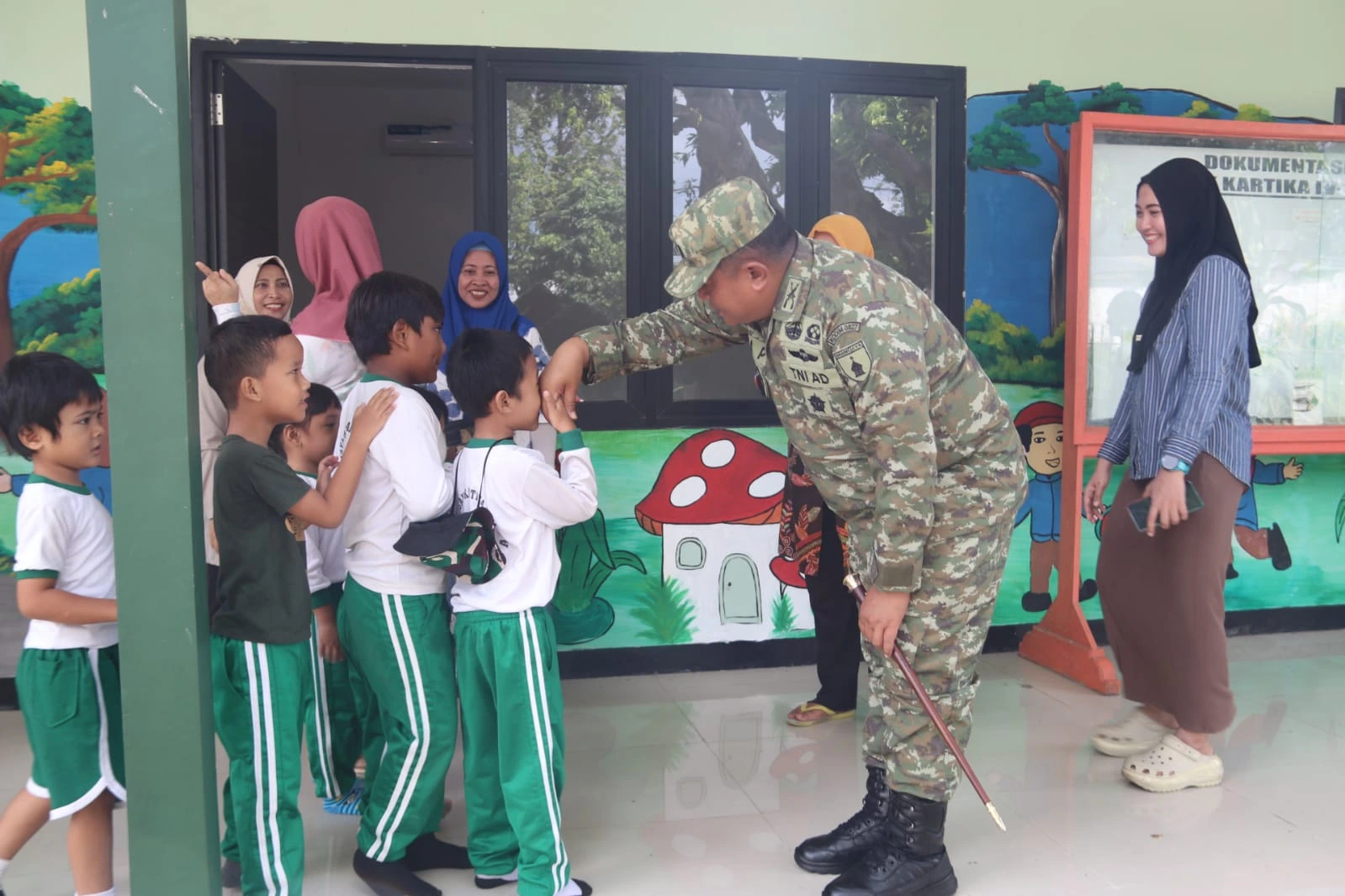 Dandim 0827 Sumenep dan Ketua Yayasan TK Kartika IV-87 mengunjungi sekolah untuk memotivasi siswa pendidikan anak usia dini
