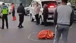 Petugas Satlantas Polrestabes Surabaya menangani kecelakaan lalu lintas yang menewaskan seorang pengendara motor di simpang empat Jalan Semolowaru Surabaya.