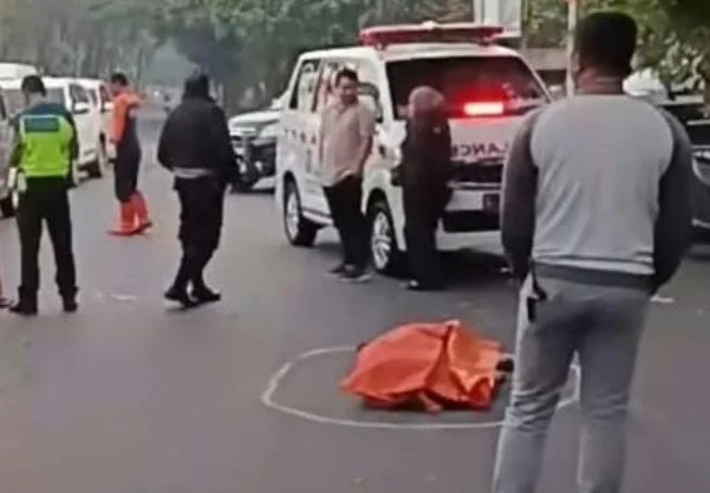 Petugas Satlantas Polrestabes Surabaya menangani kecelakaan lalu lintas yang menewaskan seorang pengendara motor di simpang empat Jalan Semolowaru Surabaya.
