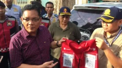 Juru parkir di Surabaya melayani pembayaran parkir non tunai menggunakan QRIS sebagai bagian dari program digitalisasi parkir