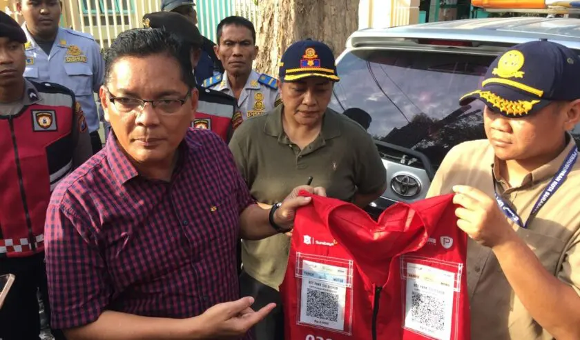 Juru parkir di Surabaya melayani pembayaran parkir non tunai menggunakan QRIS sebagai bagian dari program digitalisasi parkir