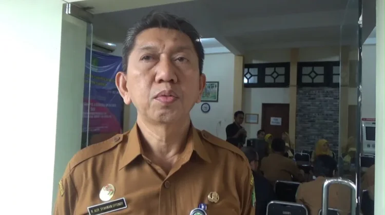 Kepala Disdukcapil Sumenep Ahmad Syahwan Effendi membahas pembangunan database terintegrasi untuk mendukung layanan publik